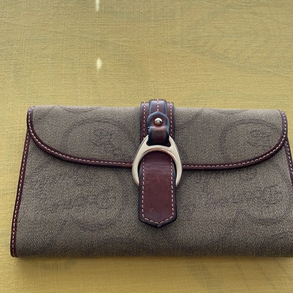 Dooney& Bourke wallet - Picture 1 of 8
